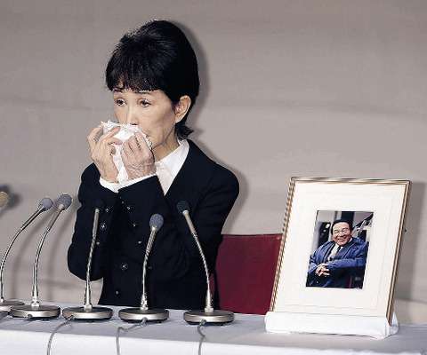 うつみ宮土理　愛川欽也さん急逝から半年…若いイケメンと腕組みデート