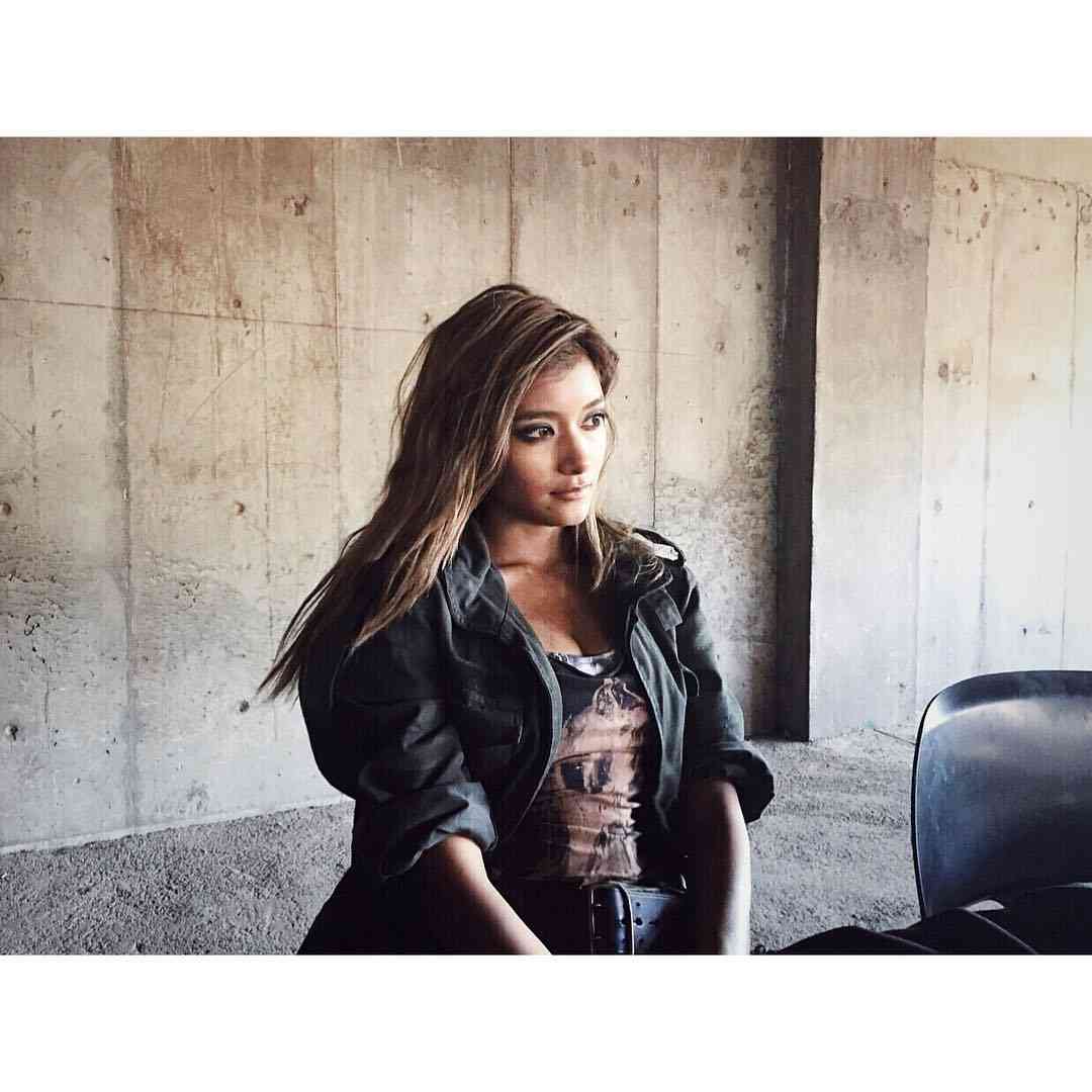 ローラ&マギー、大胆スタイルで溢れ出る色気