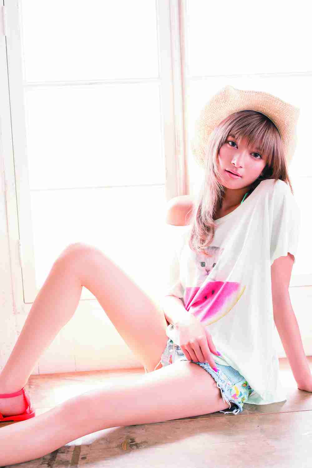 ローラ、前髪パッツン＆ショートヘアでイメージ一新 「別人みたい」「似合う」と反響