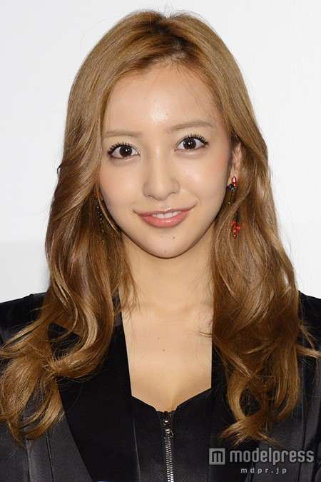 主演映画の会見でマナー違反、板野友美の挙動不審ぶりに中国メディアがあ然！