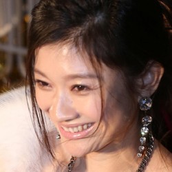 篠原涼子が髪を触りすぎ？ ドラマ「オトナ女子」に視聴者が集中できない！