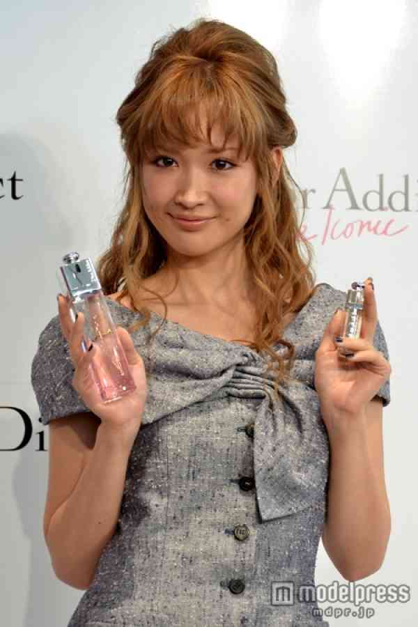 (画像2/8) 紗栄子、美脚をあらわに！全身ディオールでコーディネート