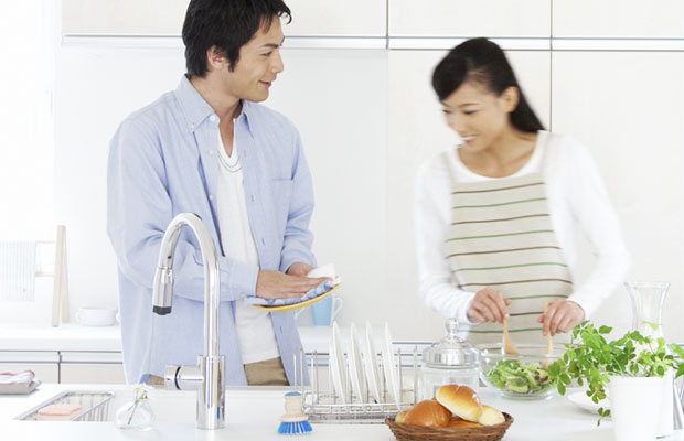 夫の“イラッとする家事”1位は、食器洗い「やり方が雑」「汚れが残っていて二度手間になる」