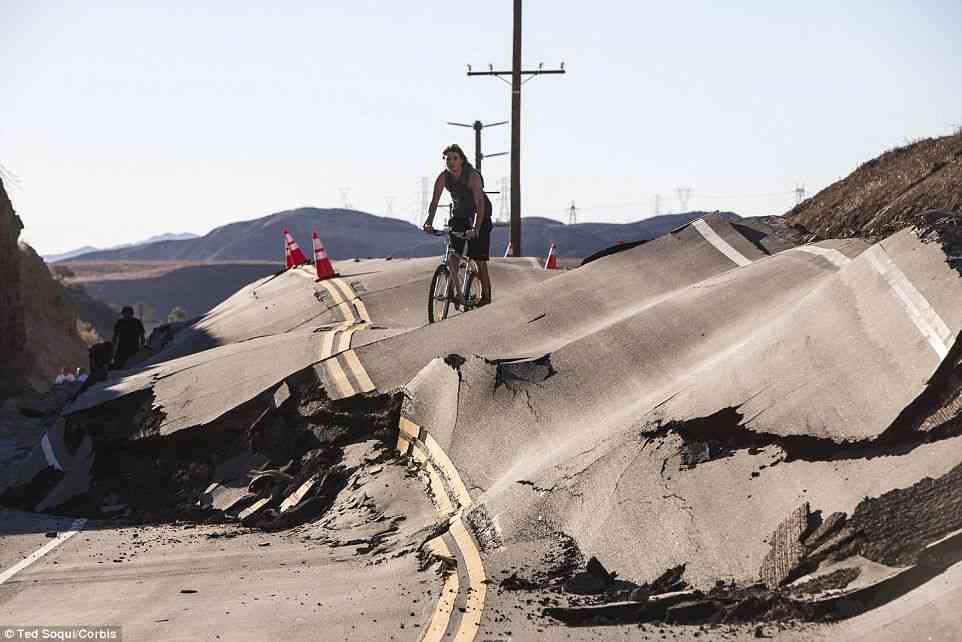 カリフォルニアの道路が突然押し上がる(((;゜Д゜)))