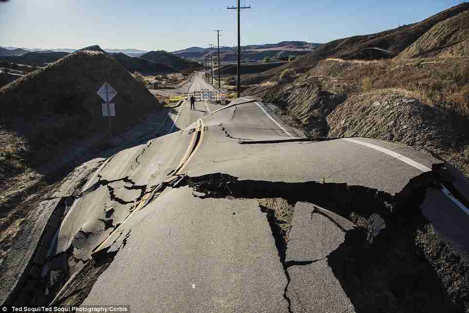 カリフォルニアの道路が突然押し上がる(((;゜Д゜)))