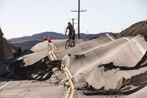 カリフォルニアの道路が突然押し上がる : ScienPost