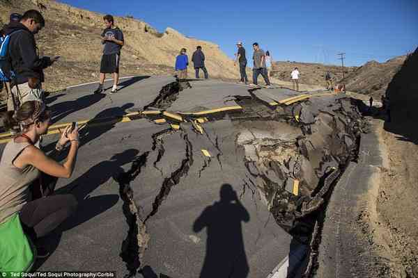 カリフォルニアの道路が突然押し上がる(((;゜Д゜)))