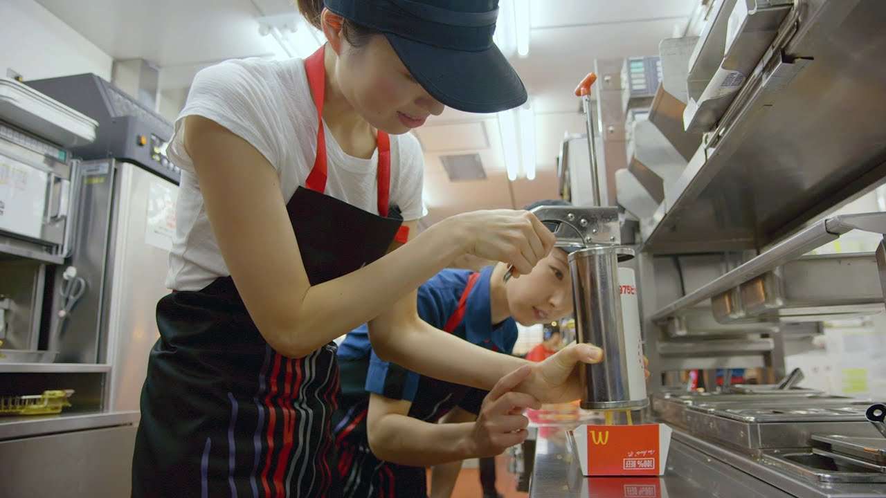 『ママズ・アイ・プロジェクト』ママたちが自分でビッグマックを作って材料をチェックしてきました。 - YouTube