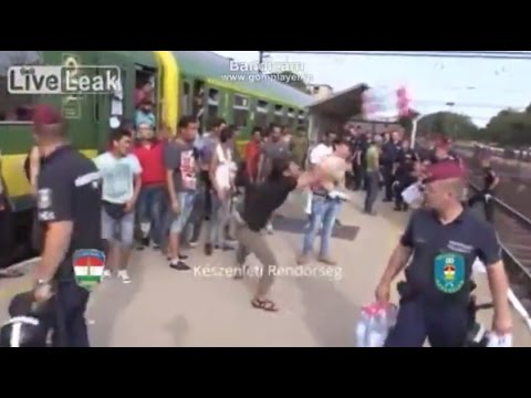 ハンガリー警察が持ってきた配給を放り投げる難民