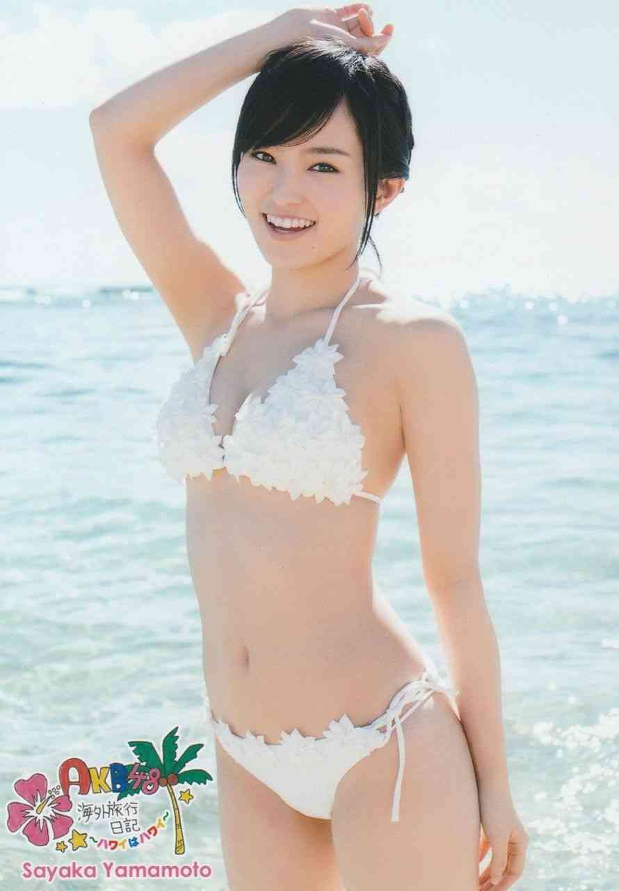 NMB48山本彩、谷間くっきりセクシー秘書に! ボディーライン強調のスーツ姿!
