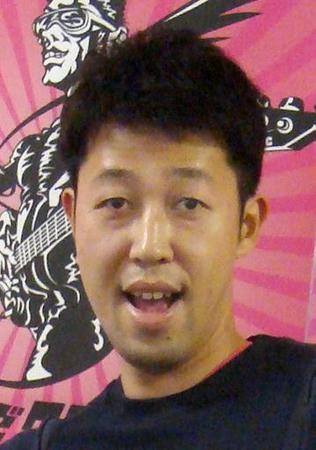 「タバコ片手にスマホ操作」小藪千豊、新幹線で注意され反省
