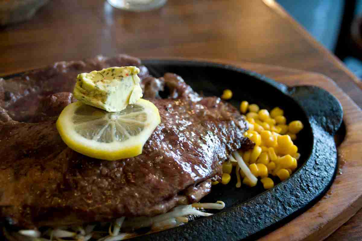 ファミレスなどで使用される整形肉とは