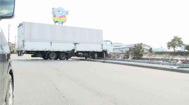 飲酒運転のワゴン車が男性をはね死亡させて逃走→気づいたトラックが進路をブロック→ひき逃げ犯逮捕