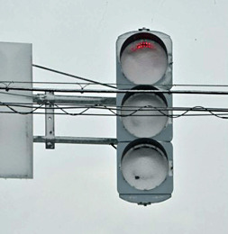 【悲報】LED型信号、熱くならず雪溶けず　吹雪になれば真っ白に…