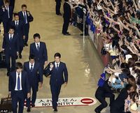 声援を送るファン : Ｗ杯予選敗退国の出迎え、日本だけがスーパースター！韓国も悲惨 - NAVER まとめ