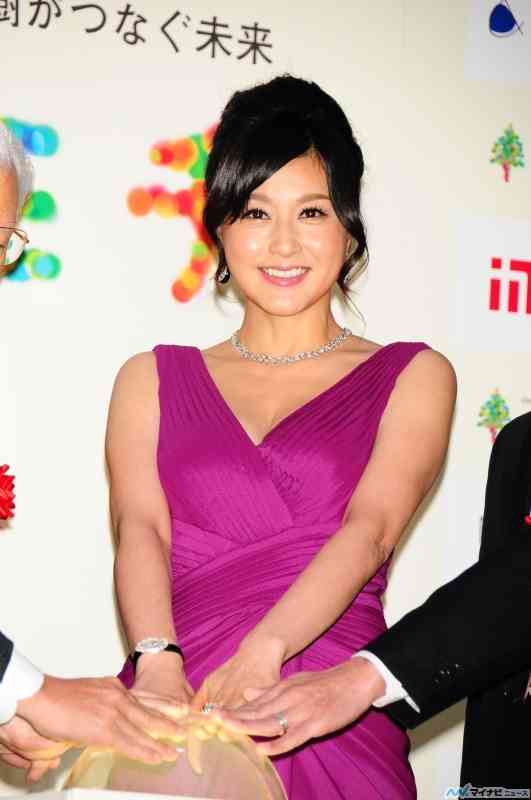 藤原紀香、胸元＆美脚チラ見せのドレスで悩殺！片岡愛之助の質問に無言も苦笑い