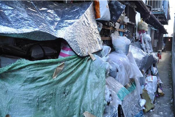 京都の「ごみ屋敷」を全国初の行政代執行へ　50代男性宅前の私道に高さ2メートルの堆積物…