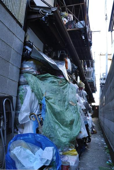 京都の「ごみ屋敷」を全国初の行政代執行へ　50代男性宅前の私道に高さ2メートルの堆積物…