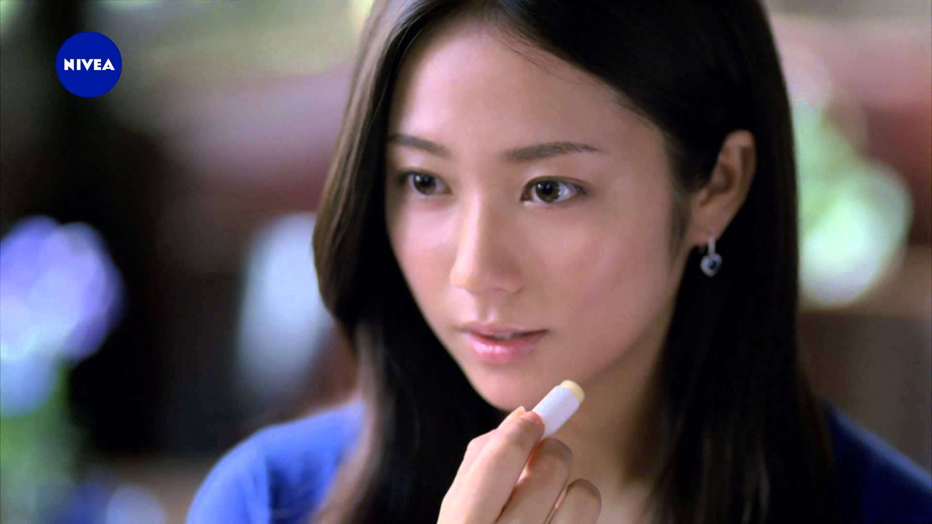 ニベア花王 ニベア ディープモイスチャーリップ 「待ち合わせ」篇 CM - YouTube