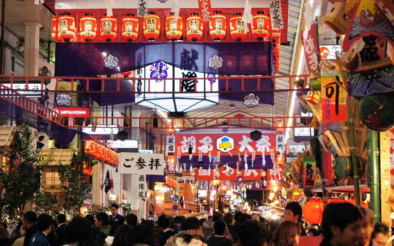 広島の胡子大祭(えびす講)で歩行者天国に突っ込んできた暴走族のバイクが蹴り倒される一部始終の動画が話題に