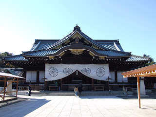 靖国神社の南門付近のトイレで爆発音がした後に穴が！ゲリラの可能性も