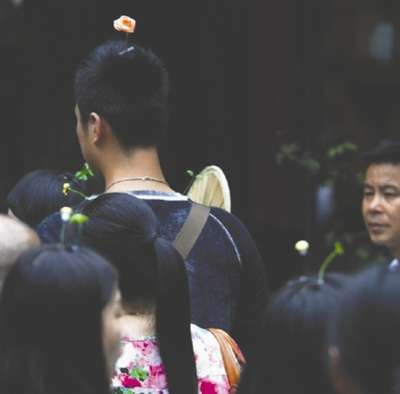 【⁉】頭の上が花畑に、中国で流行中のヘアアクセ「ヘッドファーム」が日本初上陸