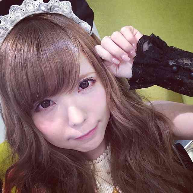 益若つばさ、髪色チェンジ＆メイド服姿公開