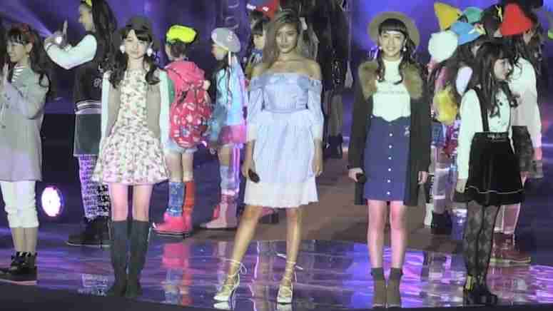 ローラがセクシーなプードルに、初のファンクラブイベントでダンス