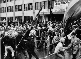 「デモは迷惑」が6割！学生と会社員の意見はまったく反対に…