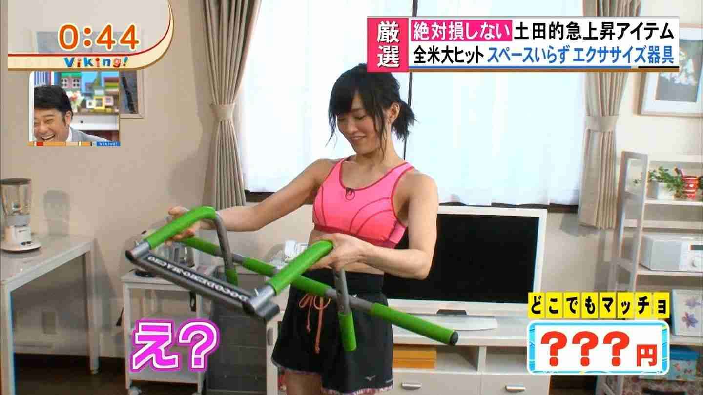 NMB48山本彩、谷間くっきりセクシー秘書に! ボディーライン強調のスーツ姿!