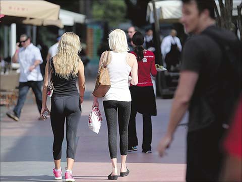 「ツルンとバービー人形のようにして！」美容整形で股をまっ平にするNYの女性たち。