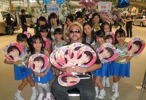 アイドルのうちわ画像をひたすら貼り付けるトピ