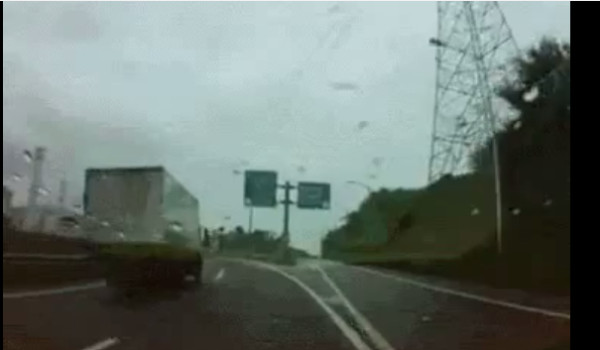 【動画】トラック運転手の機転がネットで大反響 事故を未然に防ぐ