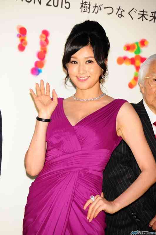 藤原紀香、胸元＆美脚チラ見せのドレスで悩殺！片岡愛之助の質問に無言も苦笑い