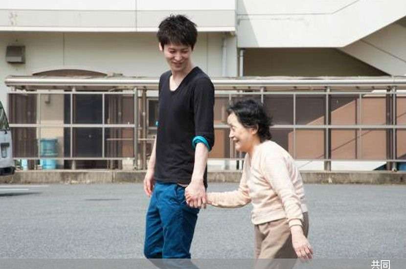 介護のイメージを変えたい。笑顔で高齢者に寄り添う、その名も「介護男子」