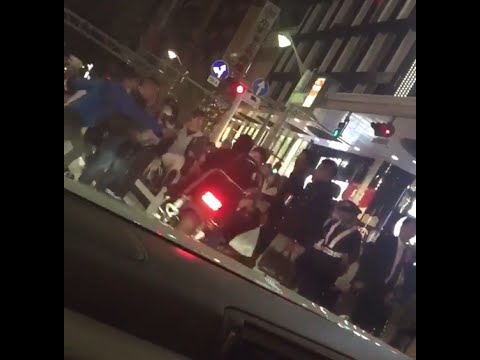 暴走族のバイクが信号無視で歩行者天国に突っ込む　【広島・えびす講】　2015年11月20日 - YouTube