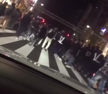 広島の胡子大祭(えびす講)で歩行者天国に突っ込んできた暴走族のバイクが蹴り倒される一部始終の動画が話題に