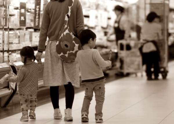 「明日の食費がない」「子育ては苦しみばかり」…シングルマザーの貧困