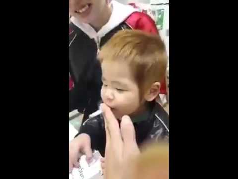 3歳児の子供に無理矢理タバコを吸わせる親 - YouTube