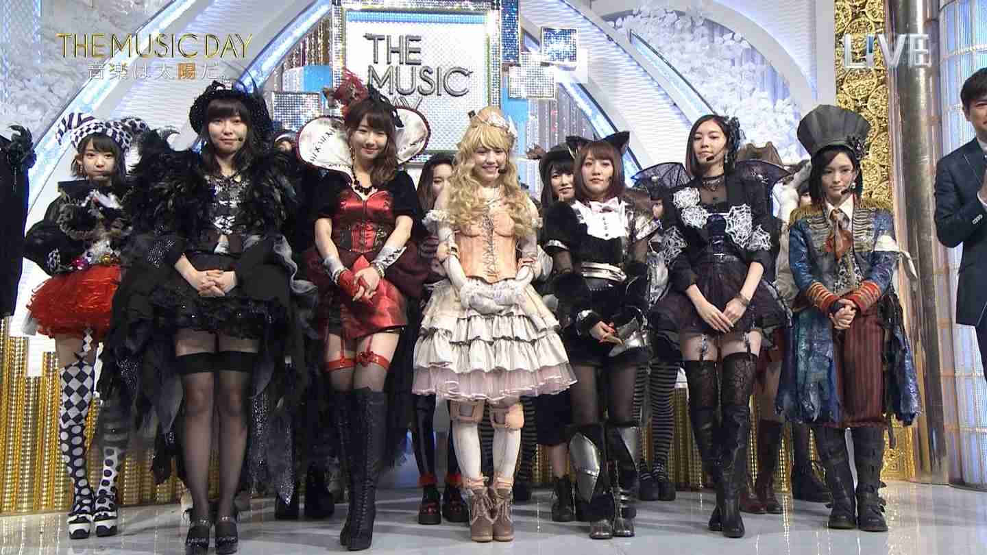 NMB48山本彩、谷間くっきりセクシー秘書に! ボディーライン強調のスーツ姿!