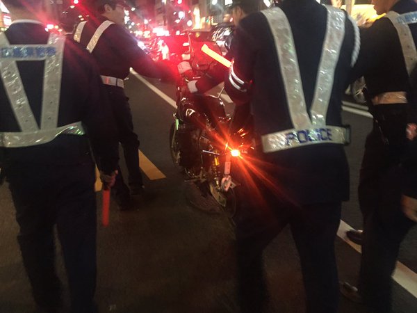広島の胡子大祭(えびす講)で歩行者天国に突っ込んできた暴走族のバイクが蹴り倒される一部始終の動画が話題に
