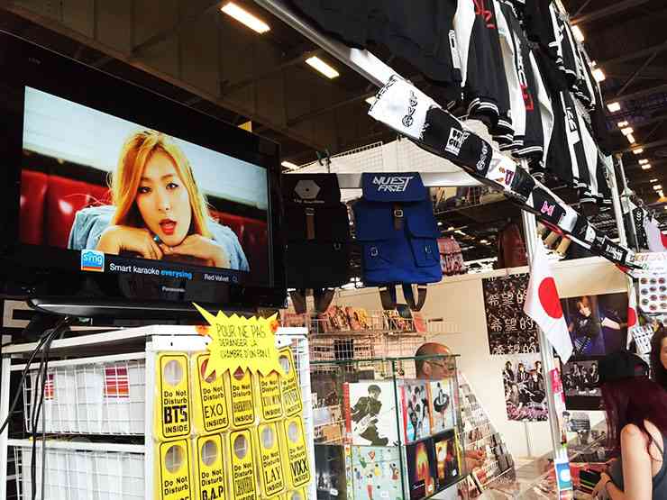 【衝撃】パリ『ジャパンエキスポ』で韓国業者が日本国旗をかかげ韓国グッズ販売 / 会場で問題視 ｜ バズプラスニュース Buzz+