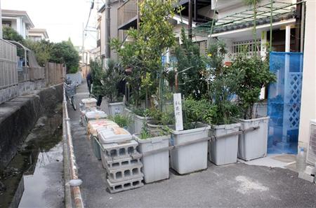 自宅前に大量〝植木鉢バリケード〟私道を封鎖　77歳夫婦、通行妨害容疑で逮捕　大阪・堺