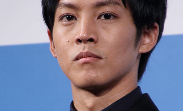 松坂桃李が元日本兵の男性にインタビュー 厳しい質問を連発  - ライブドアニュース