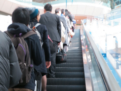 片側空け→歩行禁止　マナー変わる？　エスカレーター　　：日本経済新聞