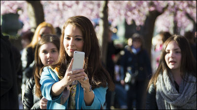 自撮り写真ばかりアップする人は反社会的な性格特性を持ち合わせていることが判明 - GIGAZINE