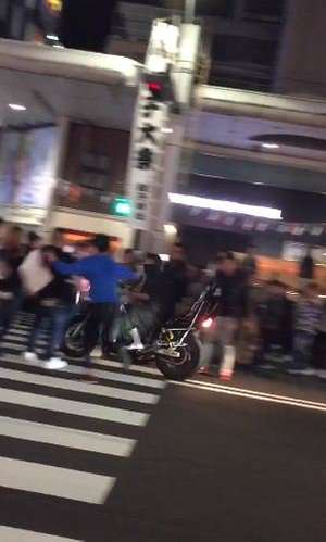 広島の胡子大祭(えびす講)で歩行者天国に突っ込んできた暴走族のバイクが蹴り倒される一部始終の動画が話題に