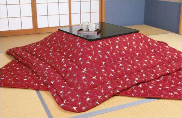 ダイニングテーブル派VS地べた派