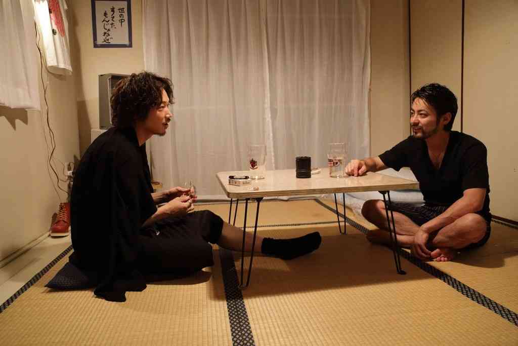 膝を曲げてる人の画像
