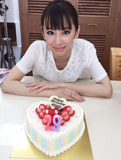 北川景子、艶やか着物姿&上品SEXYドレスで美脚チラリ